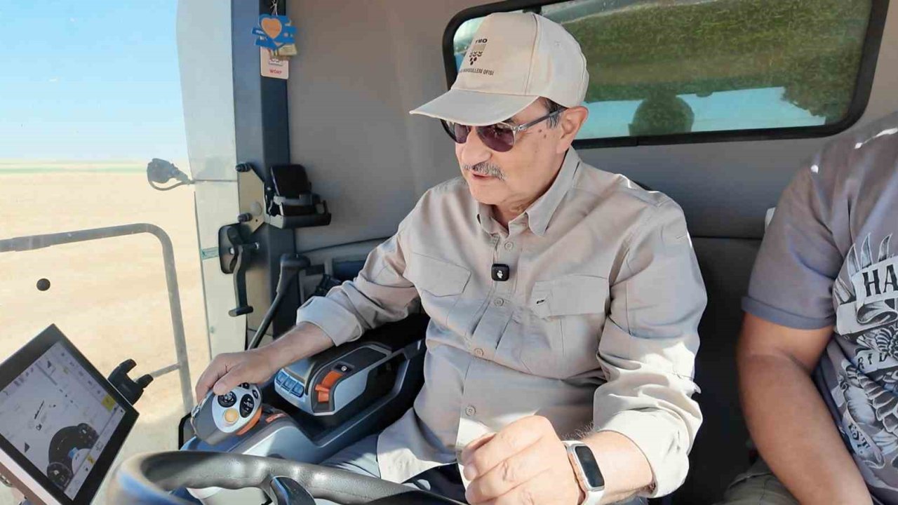 Eski Enerji ve Tabii Kaynaklar Bakanı Dönmez buğday hasadında katıldı