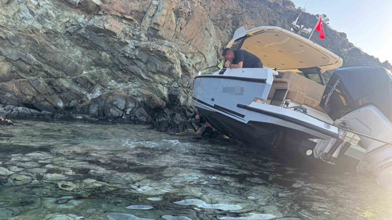 Sürüklenen tekne kayalıklara çarptı