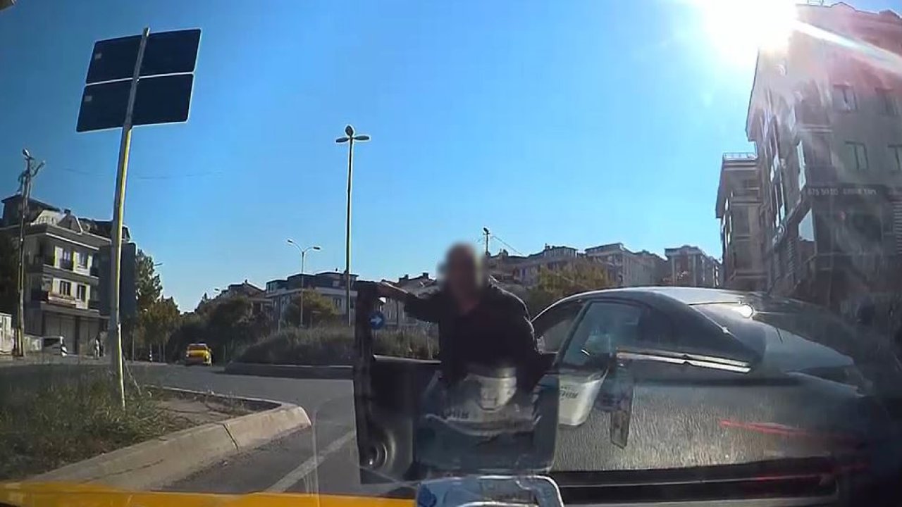 Beylikdüzü’nde trafik magandası taksicinin önünü kesip aracını yumrukladı
