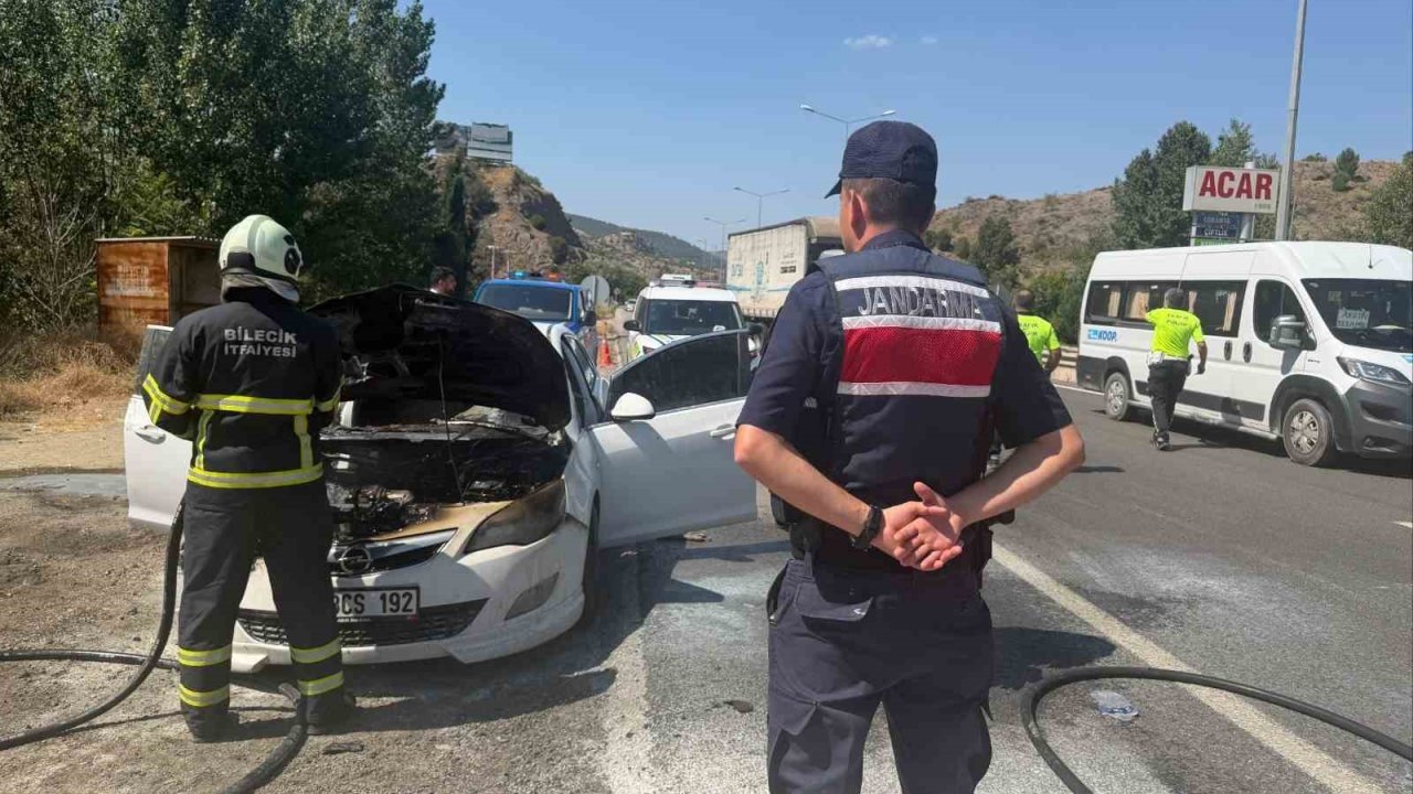 Seyir halindeki otomobil bir anda alev aldı