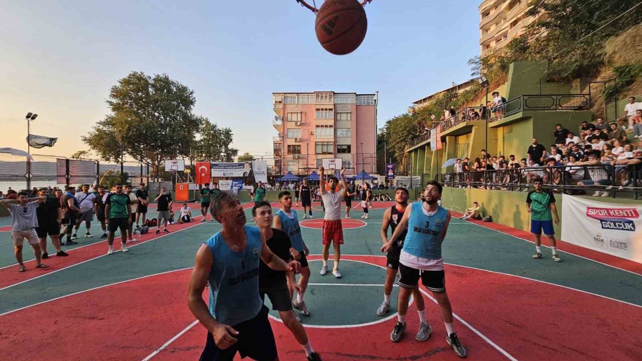 Gölcük’te potalar sokak basketbolu için kuruluyor