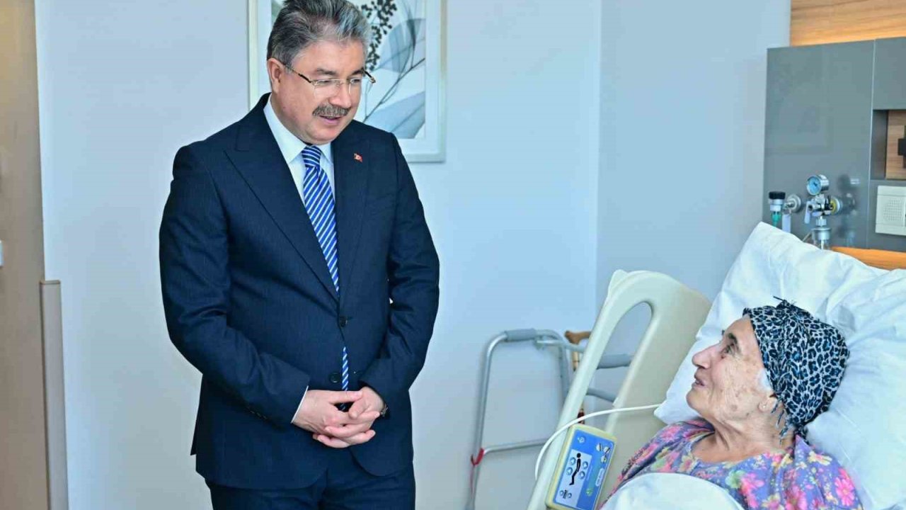 Vali Dr. Erdinç Yılmaz’dan şehit annesine hastanede ziyaret