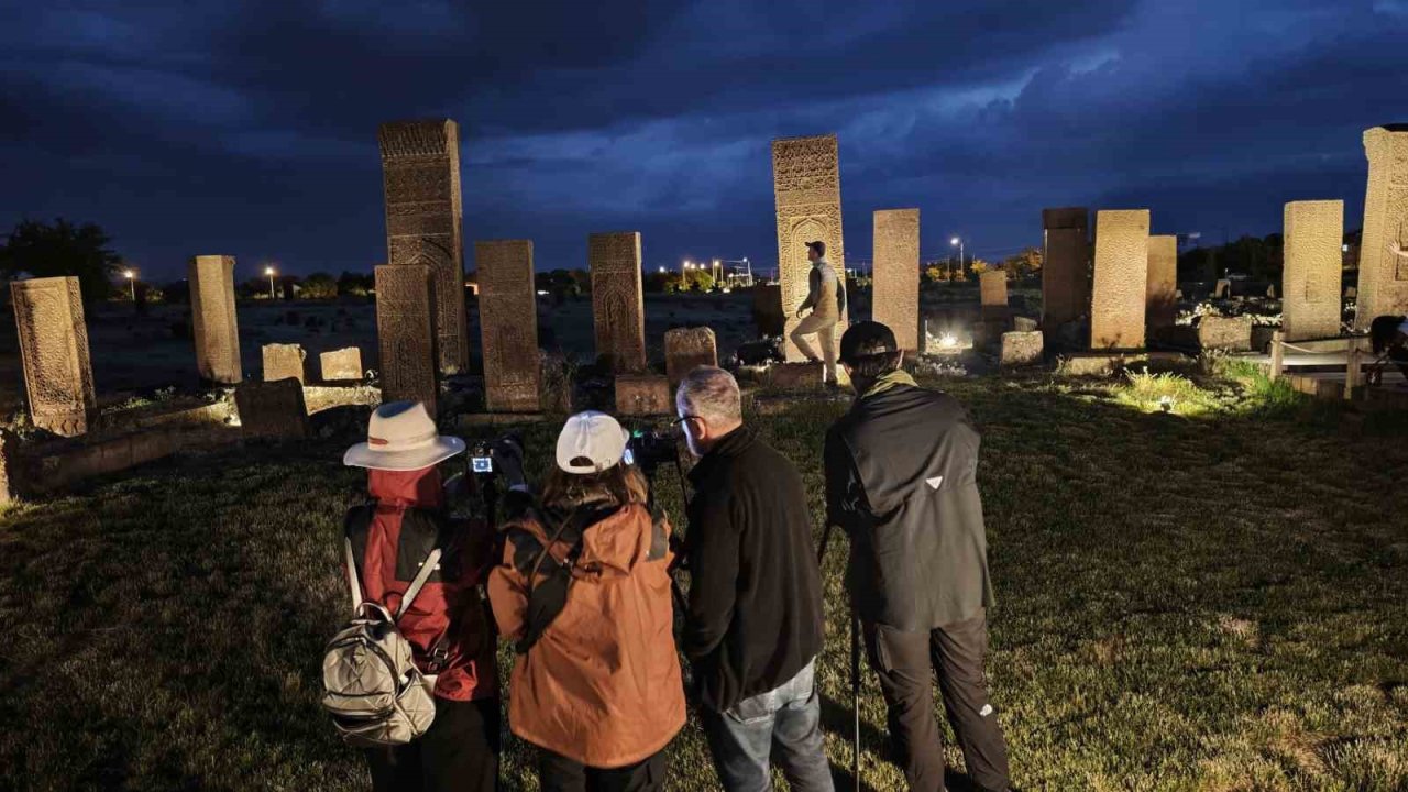 Ahlat Selçuklu Meydan Mezarlığı’nda Gece Müzeciliği’ne yoğun ilgi