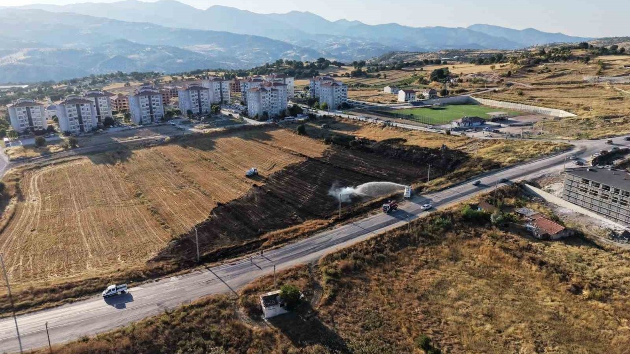 Emet’te arazi yangını korkuttu: Bir itfaiye eri dumandan etkilendi