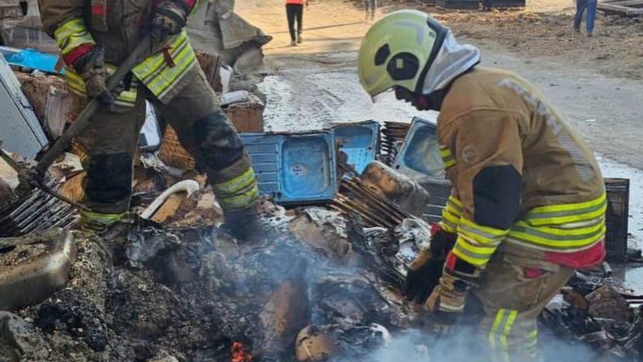 Antakya’da inşaat malzemelerinin bulunduğu alanda yangın çıktı