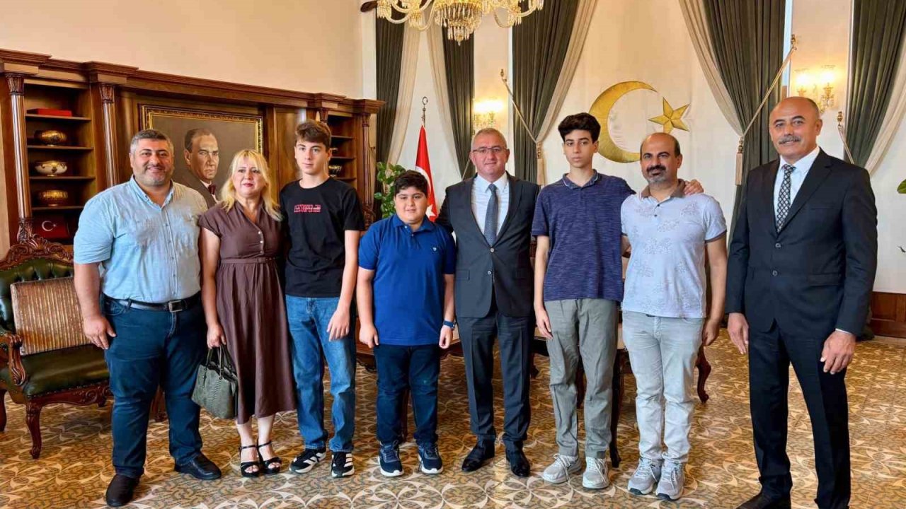 İskenderun’da 2 öğrenci LGS’den tam puan aldı