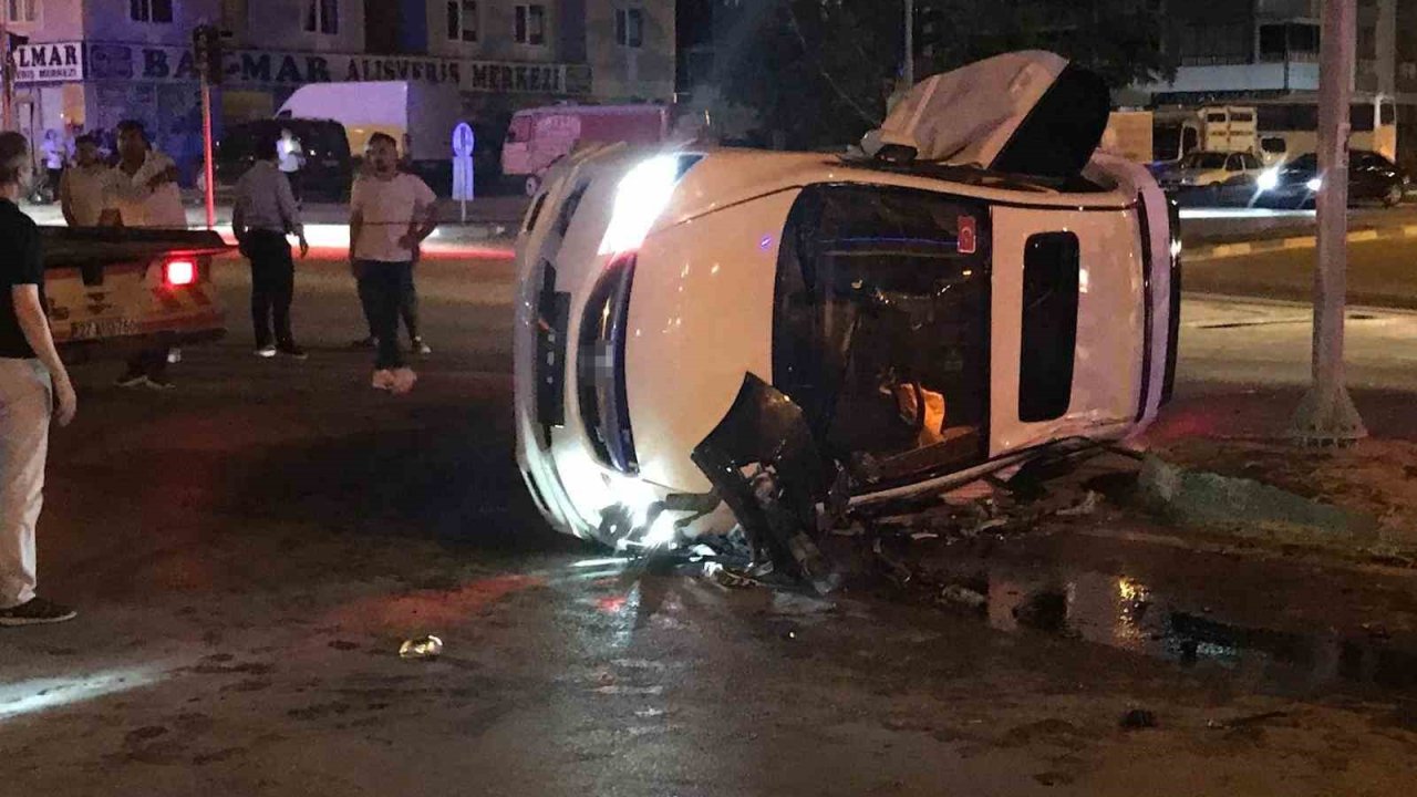 Otomobiller kavşakta çarpıştı: 2 yaralı