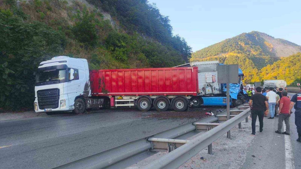 Bilecik’te aynı istikamette seyreden 2 tır çarpıştı, 1 kişi yaralandı
