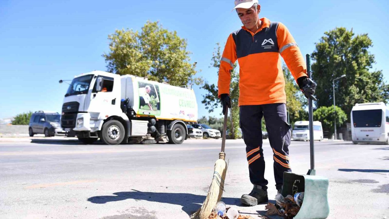 Mersin Büyükşehir Belediyesi temiz bir kent için sahada