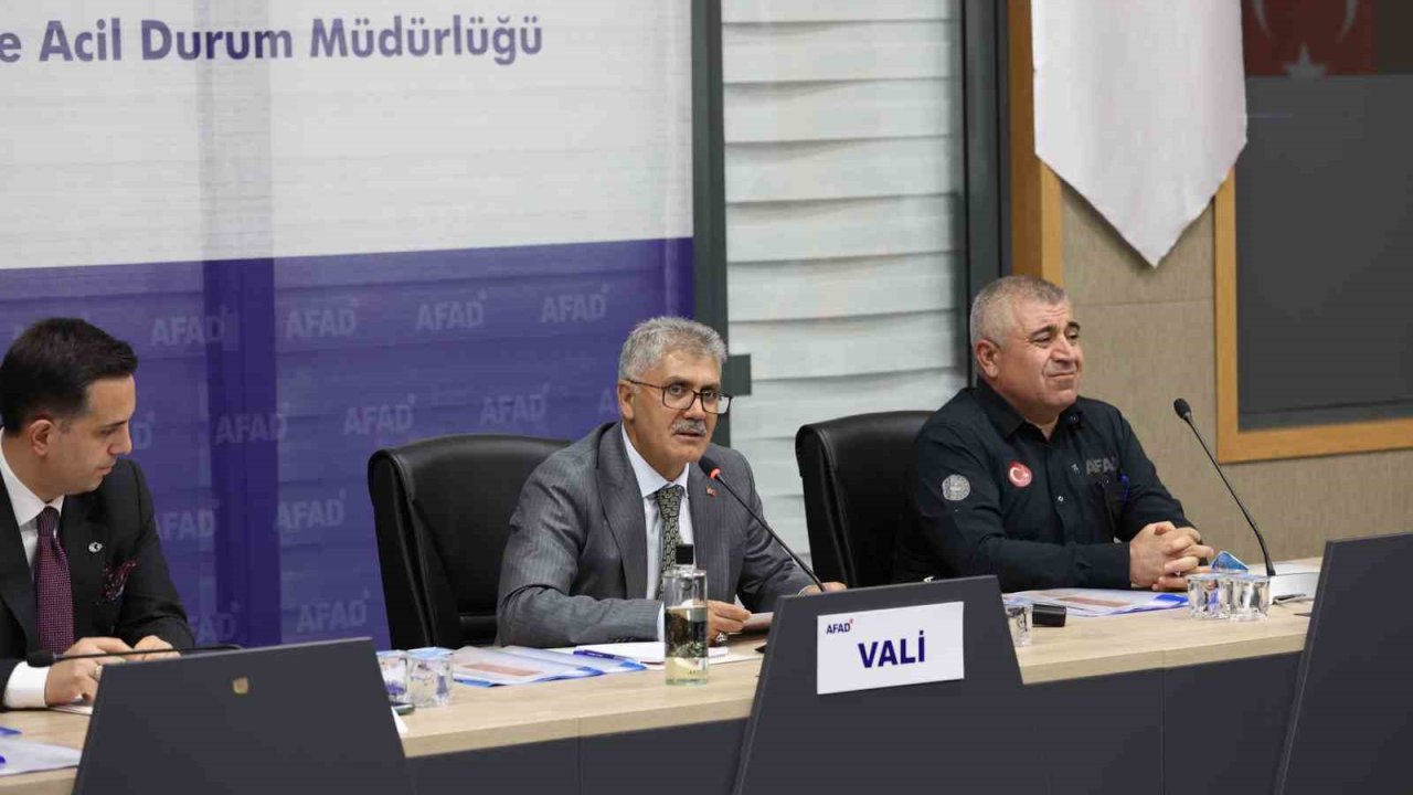 Vali Çelik: "Ruhsatsız ve ruhsata aykırı hiçbir yapıya müsaade etmemeliyiz"