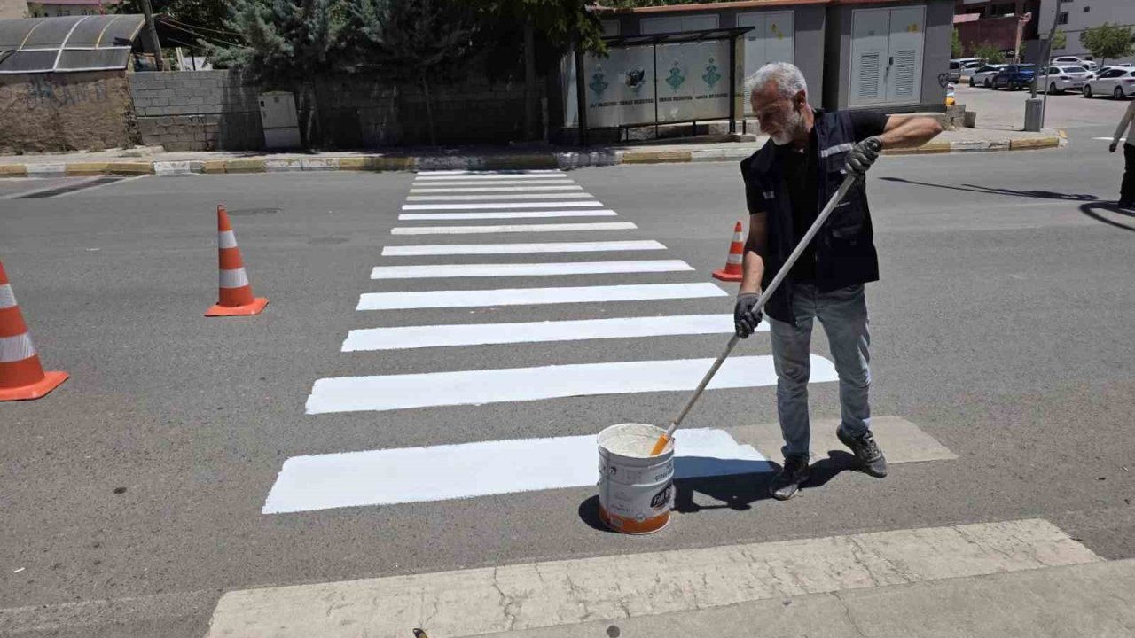 Şırnak’ta yaya geçitleri ve yol çizgileri yenileniyor