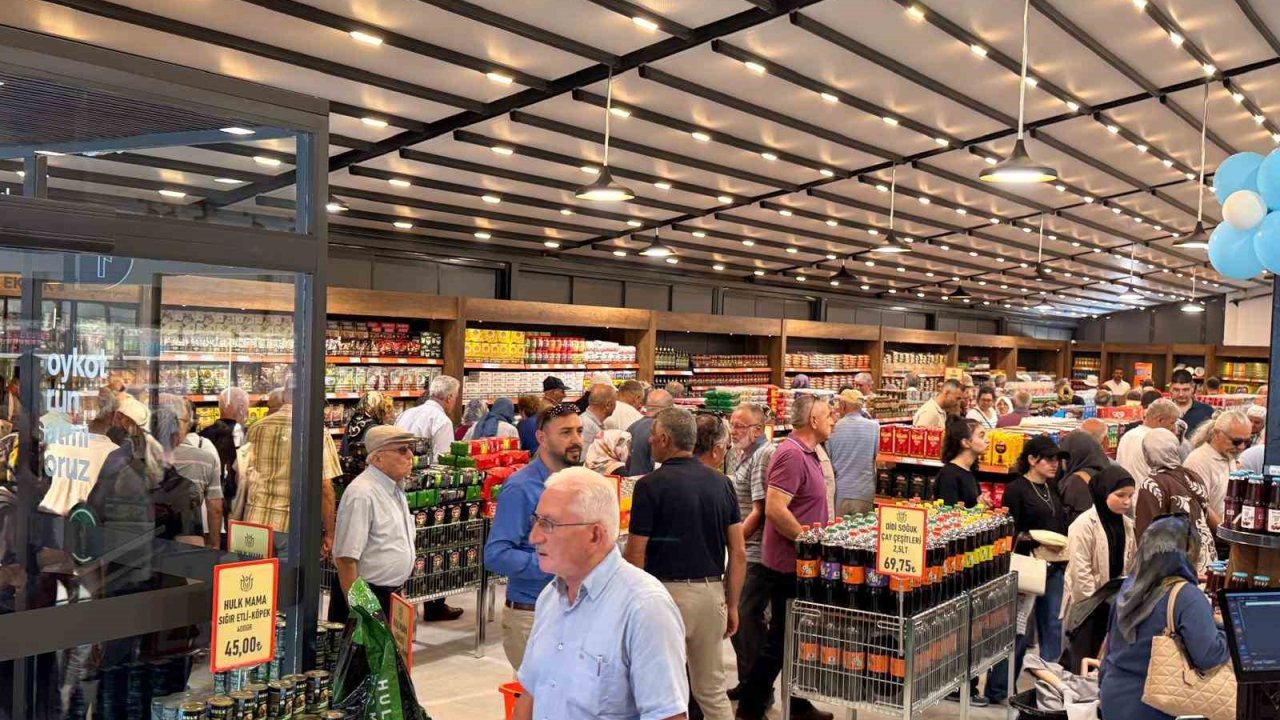 Hanımeli Yöresel Market’in bininci müşterisine sürpriz hediye