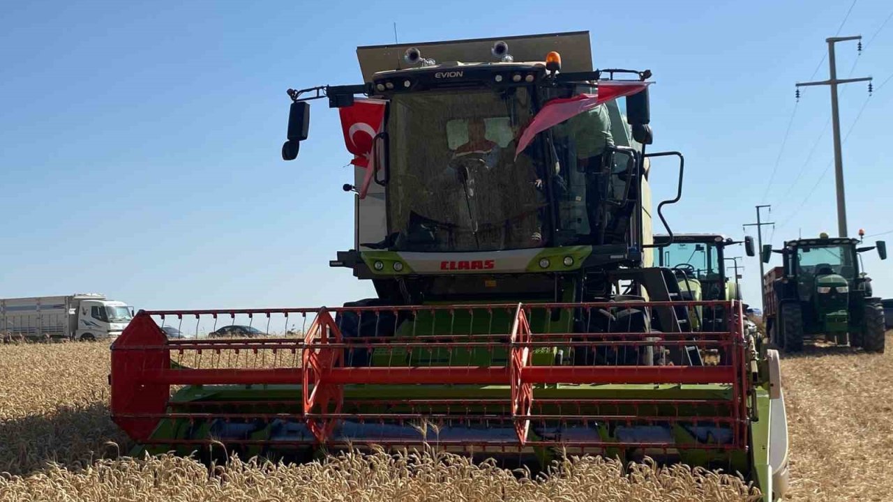Biçerdöver kullanan Eskişehir Valisi Yılmaz: "Valiniz ne güzel çiftçilik yapıyor"