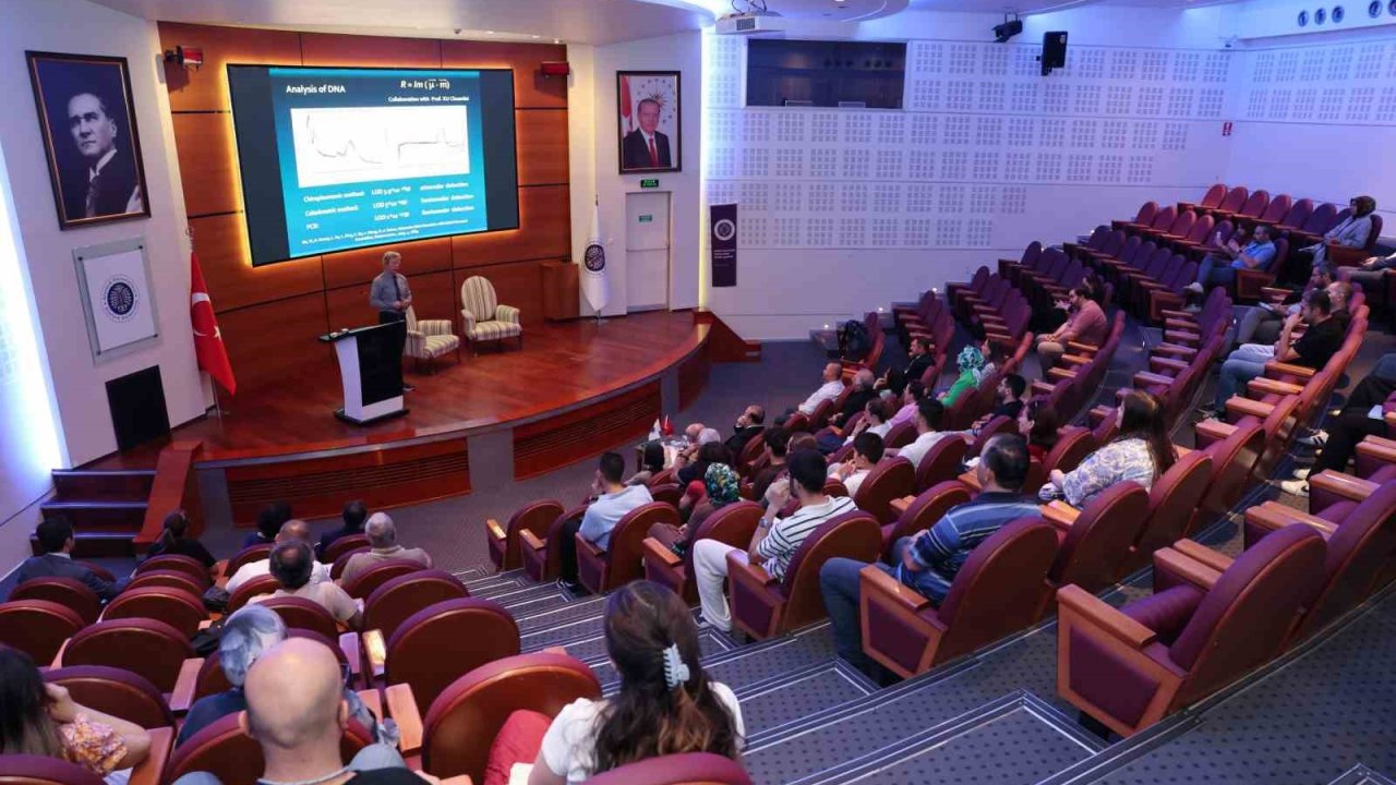 Prof. Nicholas A. Kotov Atatürk Üniversitesinde konferans düzenledi