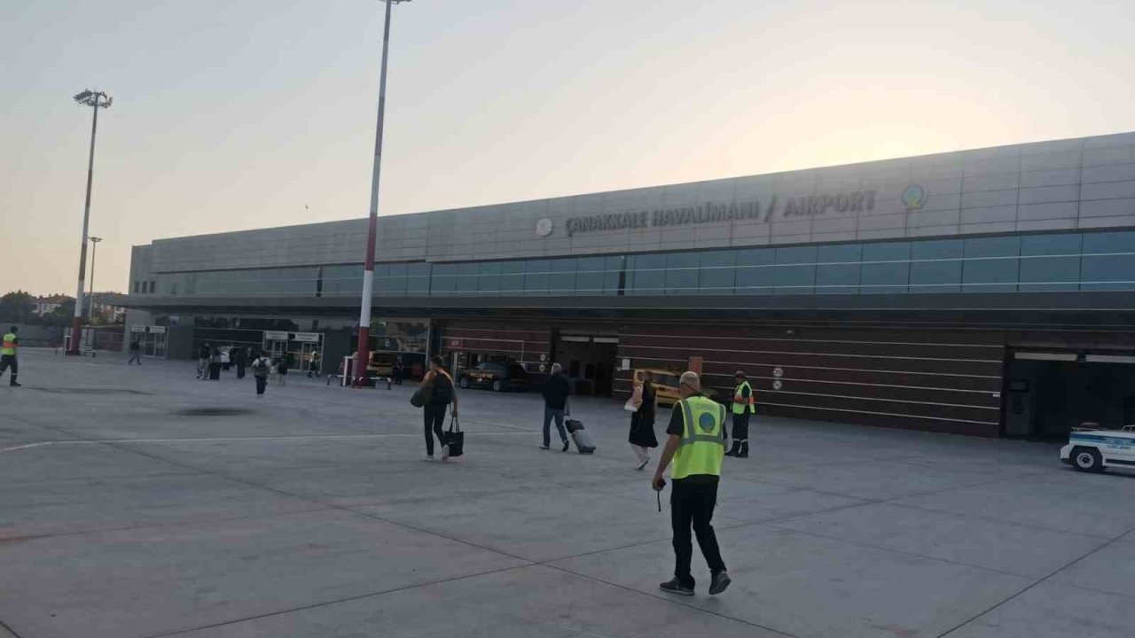 Brüksel’den gelen yolcu uçağı Çanakkale Havalimanı’na iniş yaptı