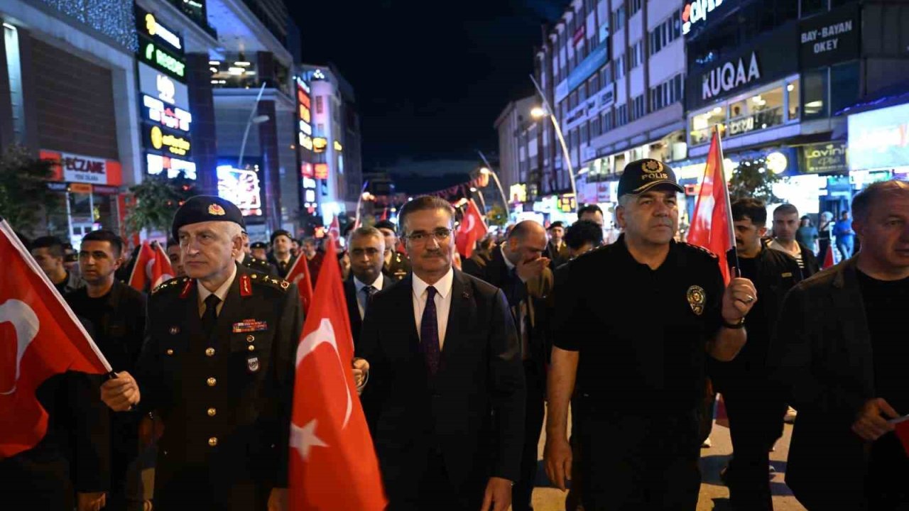 Erzurum’da 107. yıllık coşku fener alayı ile renklendi