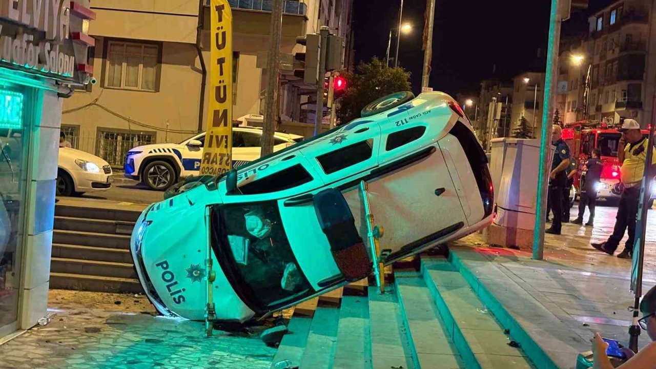 Otomobille çarpışan polis aracı yan yattı: 2’si bekçi 3 yaralı
