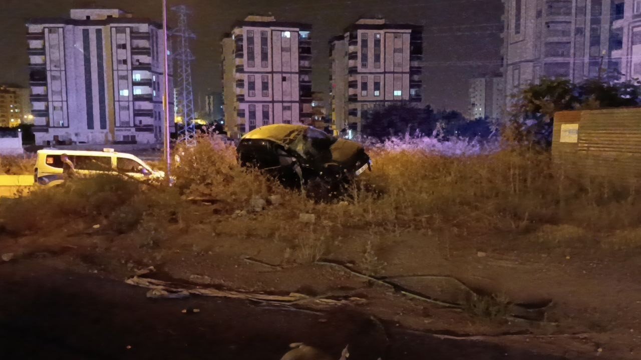 Adana’da takla atan otomobildeki 2 kişi yaralandı