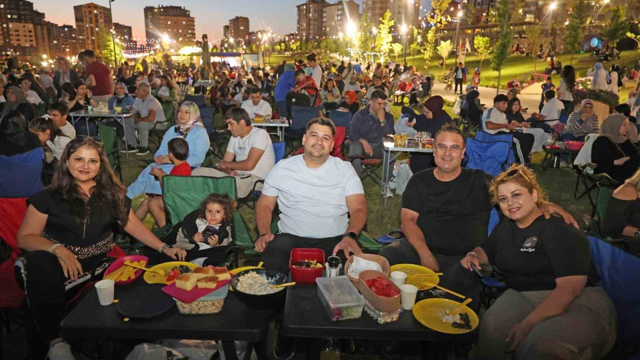 Talas’ta yaz akşamları açık hava sinemasıyla renklendi