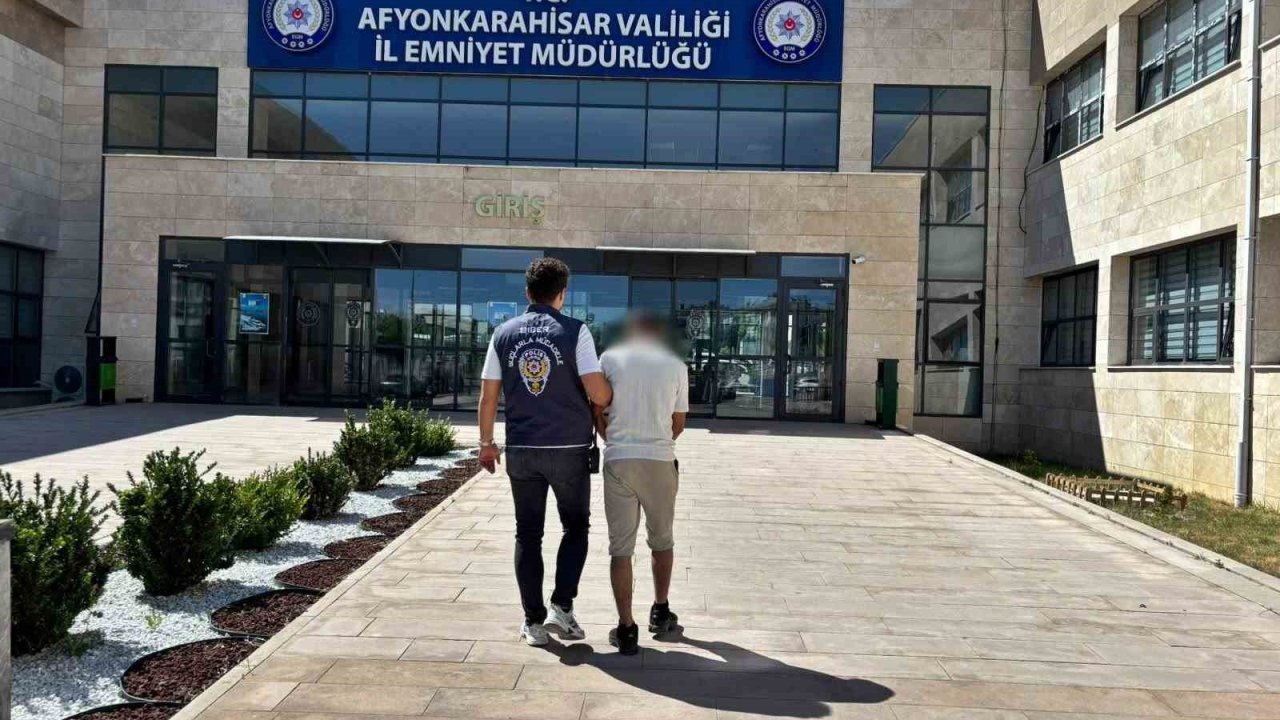 Dolandırıcılık suçundan aranan şahsı polis yakaladı