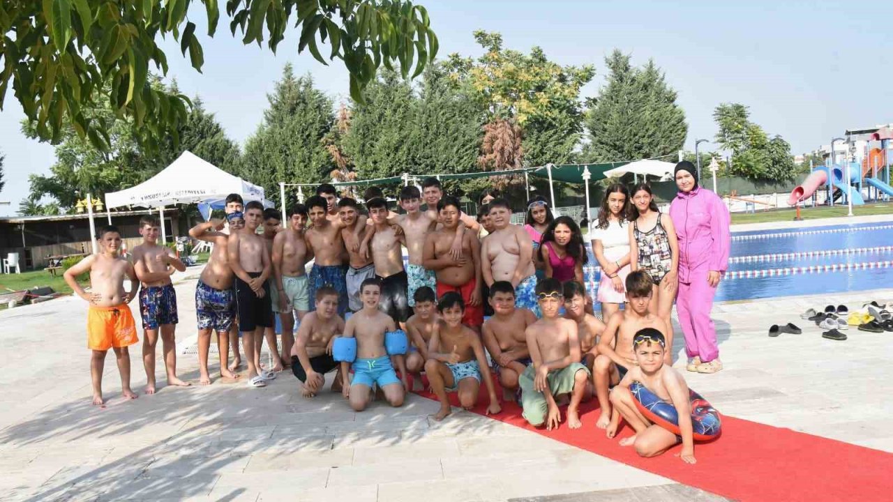 Yaz sıcağında çocuklara havuz sürprizi