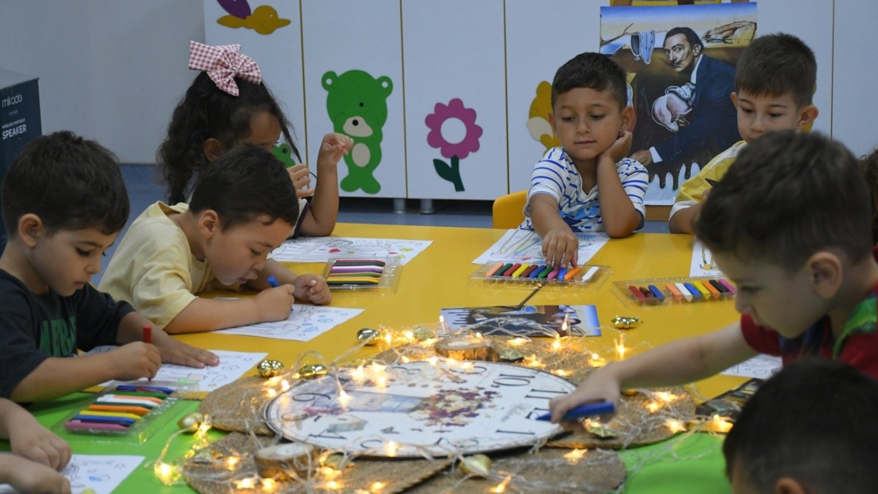Kuşadası’nda minikler yaz tatilinde sanatla gelişiyor