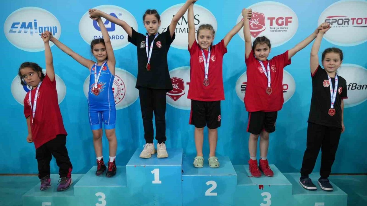 Tokatlı minik güreşçiler, Türkiye Şampiyonası’ndan 5 madalyayla döndü