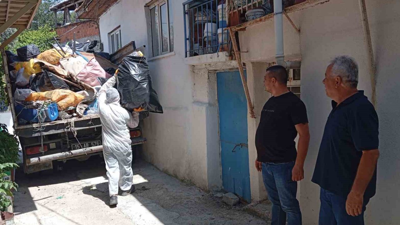 Burdur’da kötü kokunun kaynağı çöp ev çıktı: 3 kamyon atık çıkarıldı