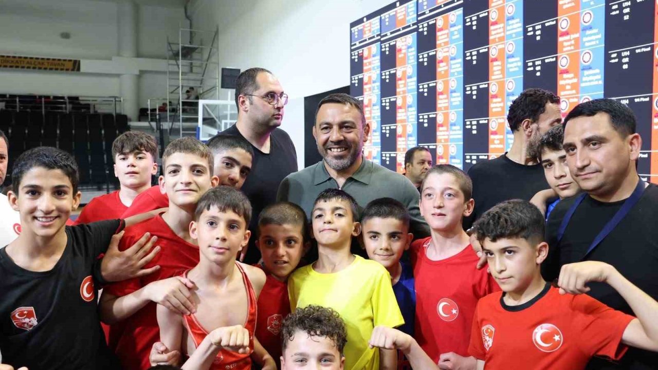 Bakan Yardımcısı Yerlikaya, Türkiye Minikler Güreş Şampiyonası’nı takip etti