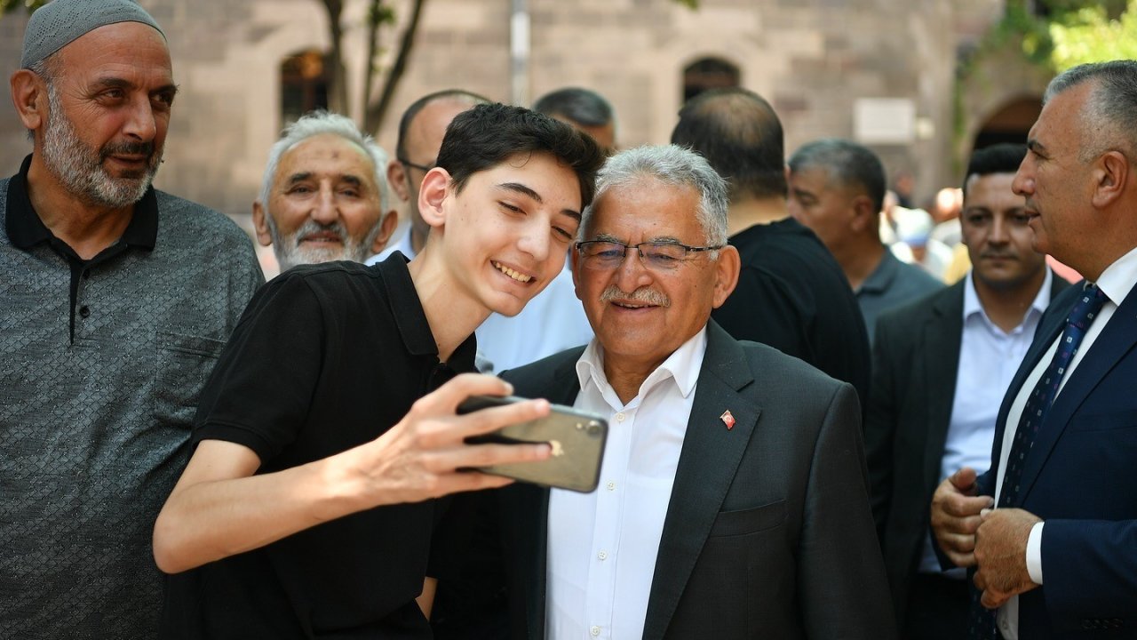 Başkan Büyükkılıç, Kayseri’nin en beğenilen ilk 5 siyasetçisi arasında