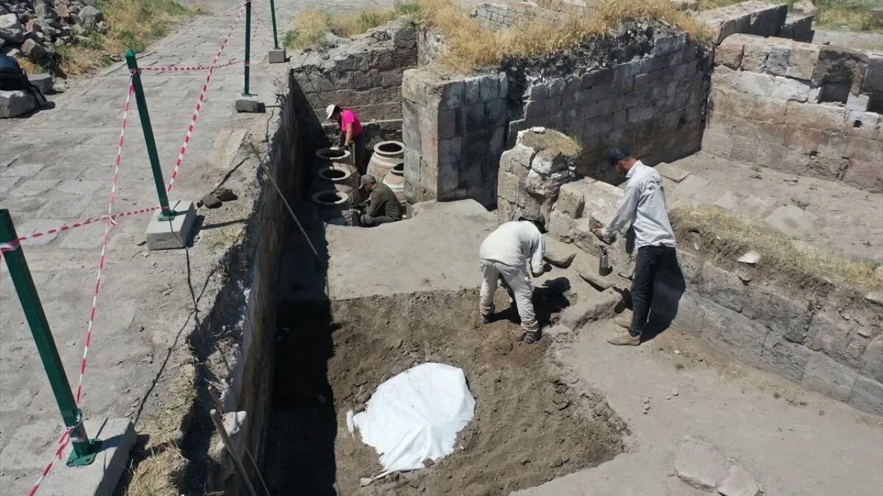 Ani Örenyeri’nde 900 yıllık erzak deposu gün yüzüne çıkarıldı