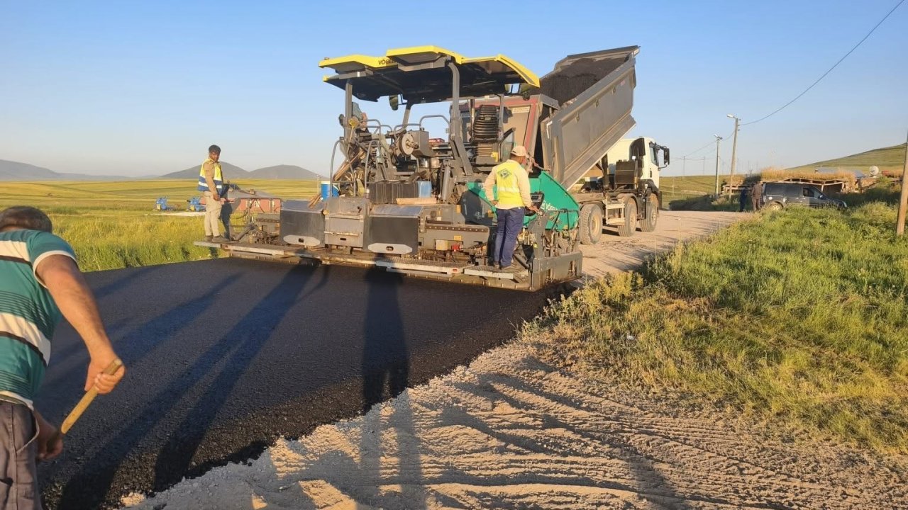 Kars’ta köy yollarında ulaşım hamlesi! BSK ve beton yol çalışmaları aralıksız sürüyor
