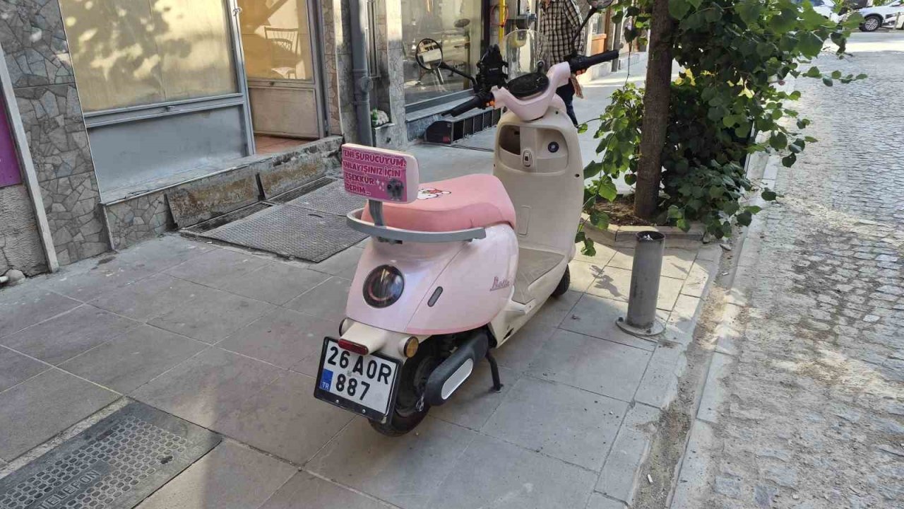 Pembe motosikletin arkasına yapıştırılan ilginç yazı dikkat çekti