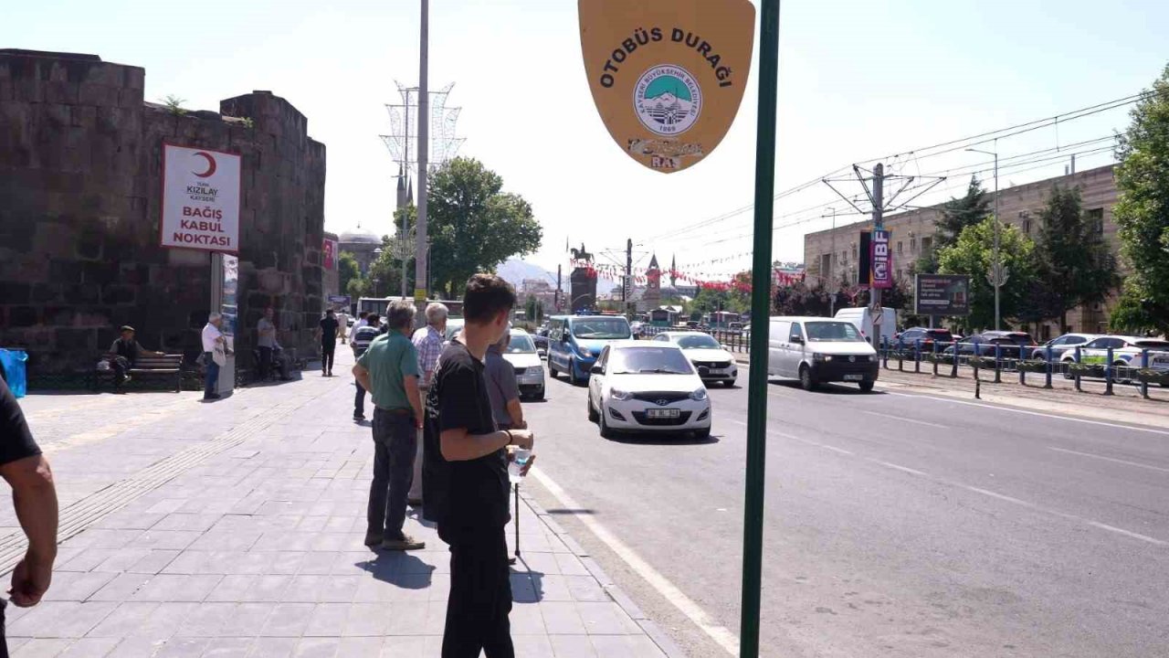Büyükşehir Zabıta’dan otobüs duraklarında denetim