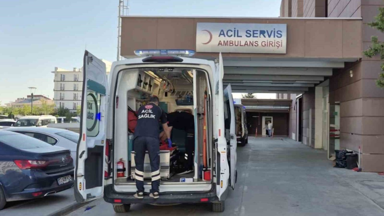 Kumaş tıraşlama makinesine elini kaptıran işçi yaralandı