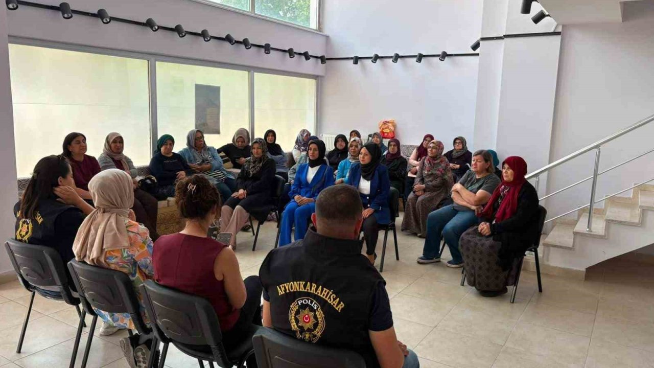 Afyonkarahisar’da kadın kursiyerlere KADES ve ŞÖNİM bilgilendirmesi