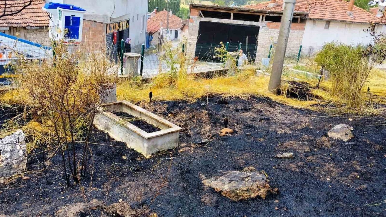 Emet’te mezarlıkta çıkan yangında 10 kabir zarar gördü