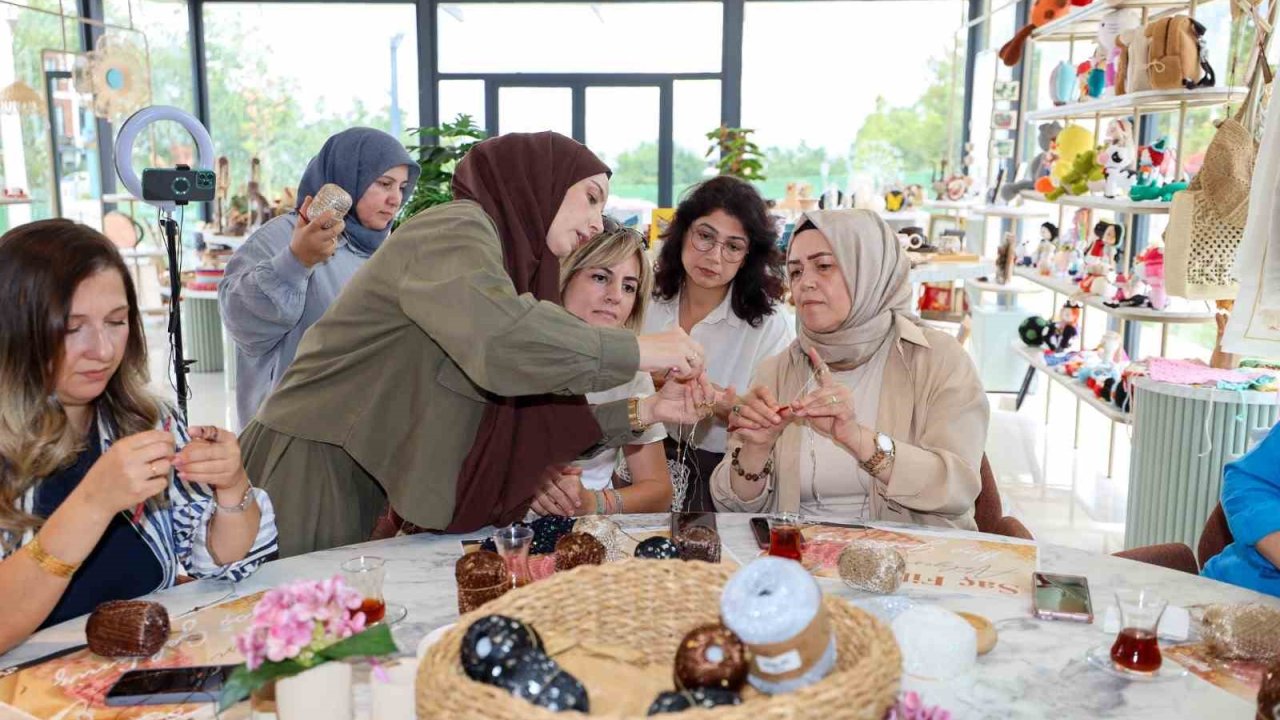 Başiskele’de kadınlar en trend aksesuarı üretiyor