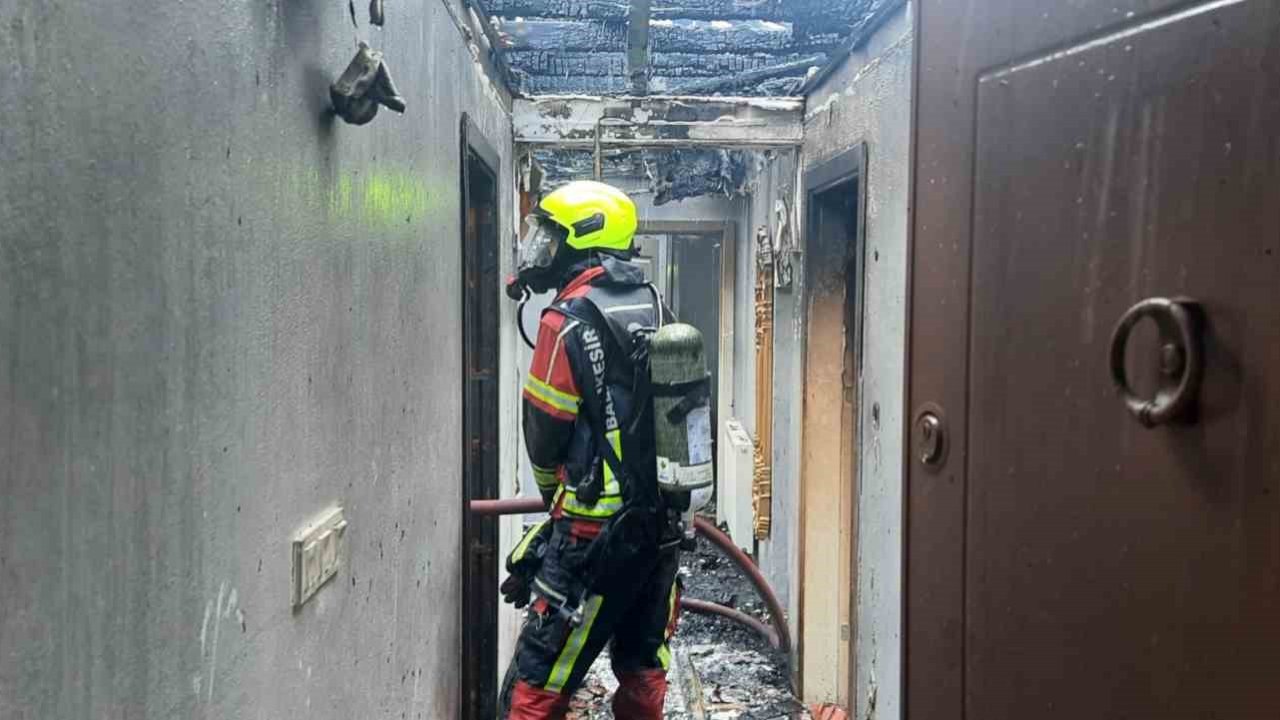 Gönen’de 2 katlı evde çıkan yangında hasar meydana geldi