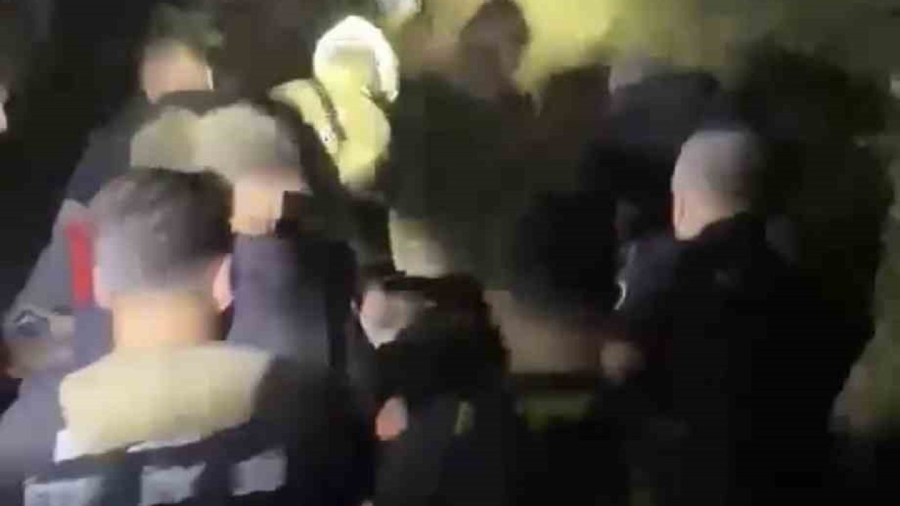 Patikadan yamaca düşerek mahsur kalan bir kişi, itfaiye tarafından kurtarıldı