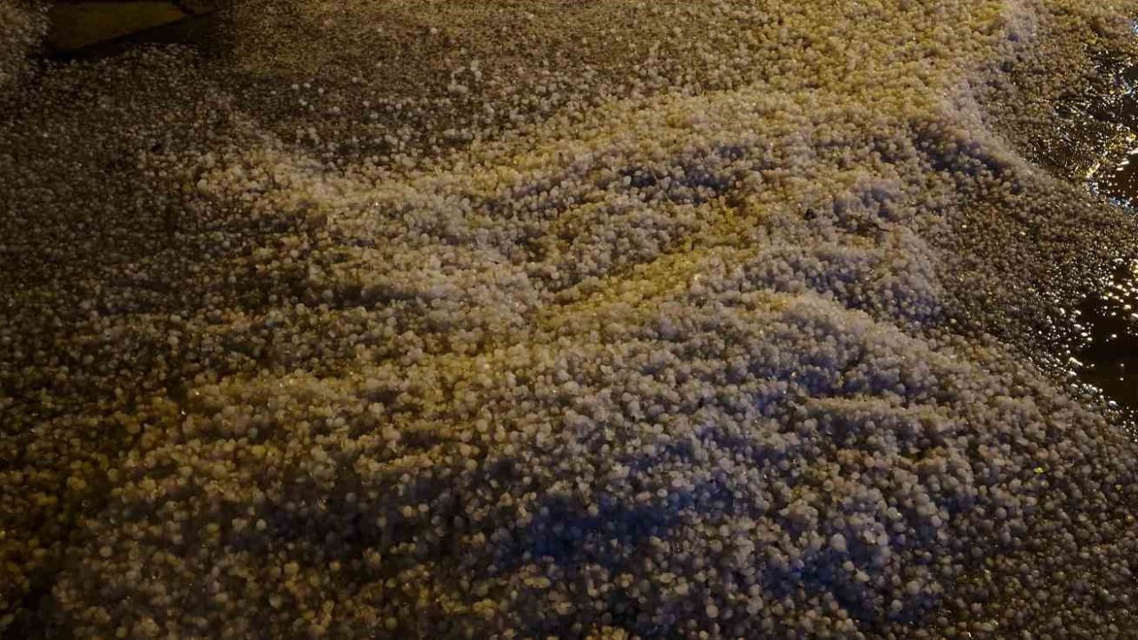 Alaca’da sağanak doluya dönüştü, cadde ve sokaklar beyaza büründü