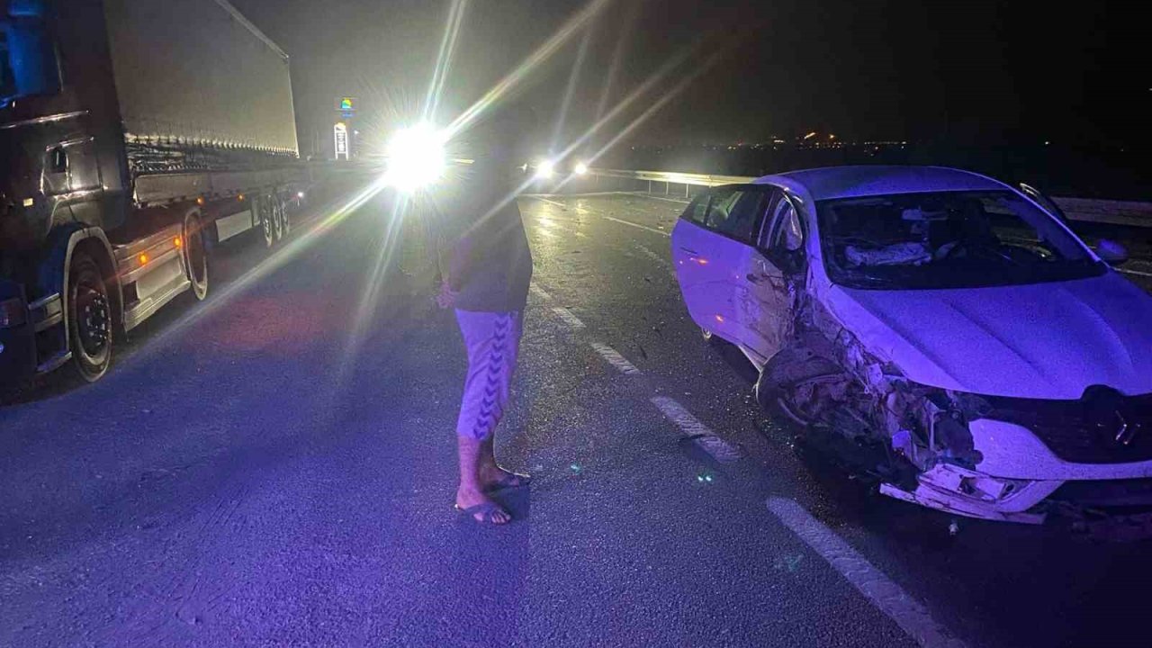 Erzincan’da tır ile otomobilin çarpıştığı kaza güvenlik kamerasına yansıdı