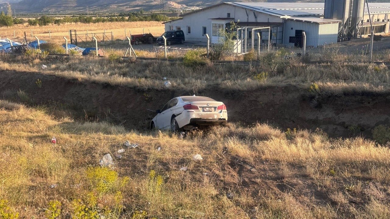 Erzincan’da otomobil yoldan çıktı: 3’ü çocuk 6 yaralı