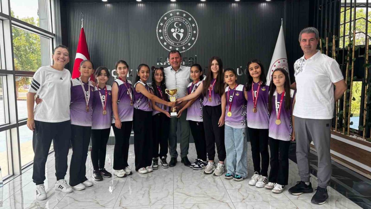 Kayseri şampiyonu sporculardan İl Müdürü Kabakcı’ya ziyaret