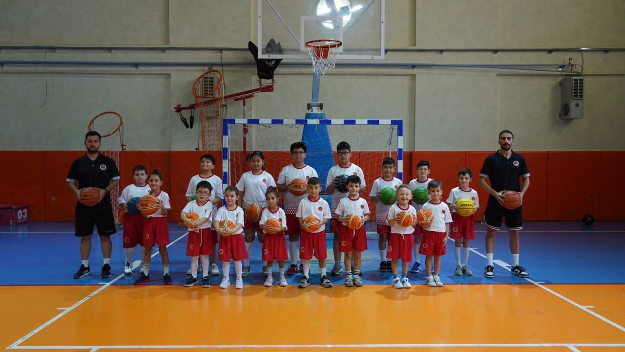 Yaz spor okullarında yüzlerce çocuk keyifli vakit geçiriyor