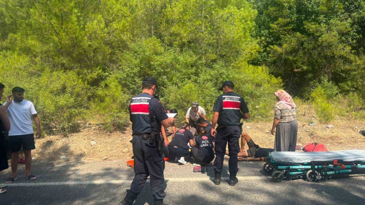 Manavgat’ta römork üzerindeki botlar devrildi: 3 yaralı