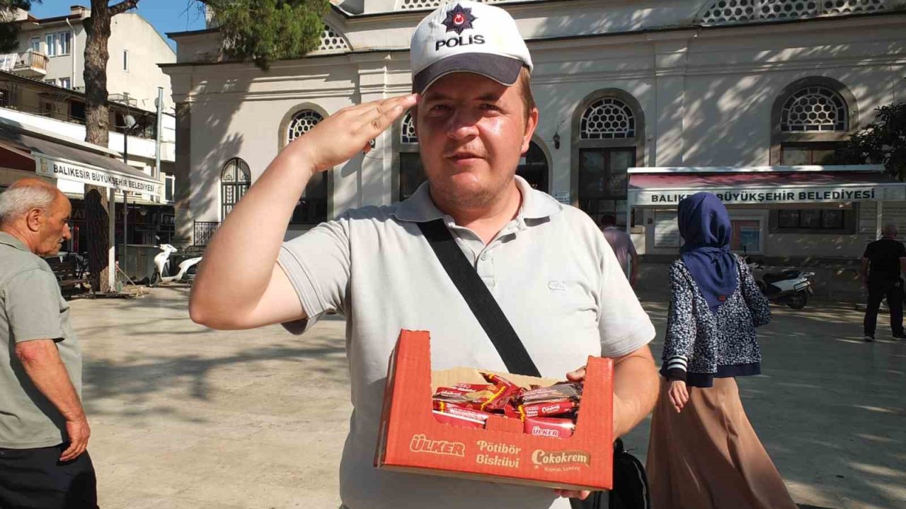 Burhaniye’de Polis şapkalı seyyar satıcı ilgi odağı oldu
