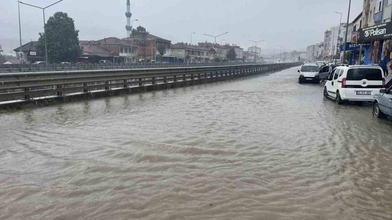 Kavak’ta sağanak yağış etkili oldu: Yollar göle döndü