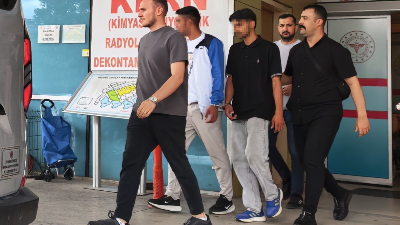 Tekme tokat dövdükleri gencin kolyesini çalıp kaçtılar