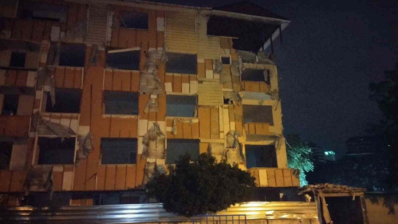 Kartal’da metruk binanın balkonu çöktü